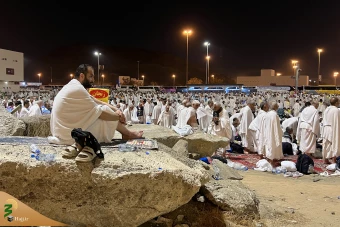 وقوف زائران بیت‌الله‌الحرام در سرزمین مشعرالحرام  17