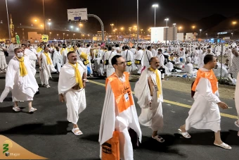 وقوف زائران بیت‌الله‌الحرام در سرزمین مشعرالحرام  11