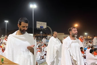 وقوف زائران بیت‌الله‌الحرام در سرزمین مشعرالحرام  13