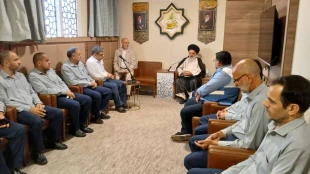به مناسبت عید غدیر صورت گرفت؛
دیدار عیدانه خادمان ضیوف الرحمان با آیت‌الله بوشهری در مدینه
 2