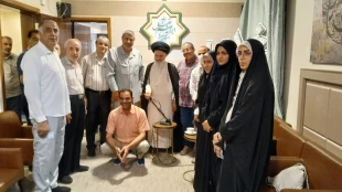به مناسبت عید غدیر صورت گرفت؛
دیدار عیدانه خادمان ضیوف الرحمان با آیت‌الله بوشهری در مدینه
 7
