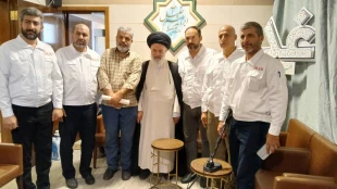 به مناسبت عید غدیر صورت گرفت؛
دیدار عیدانه خادمان ضیوف الرحمان با آیت‌الله بوشهری در مدینه
 8