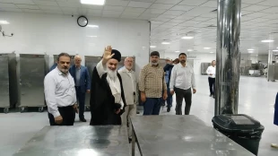 بازدید آیت‌الله بوشهری از آشپزخانه‌های طبخ غذای زائران ایرانی در مدینه 4