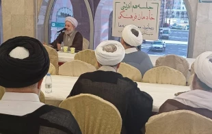 در جلسه خادمان فرهنگی در مدینه مطرح شد:

عشق به تبلیغ؛ ویژگی بارز خادمان فرهنگی در کاروان‌ها
 2
