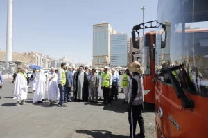 Head of Iranian Pilgrims Visits Intra-City Transport in Mecca