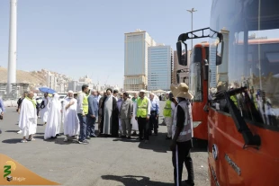 Head of Iranian Pilgrims Visits Intra-City Transport in Mecca 2