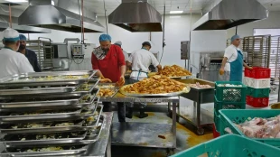 طبخ 6500 پُرس غذا در هر وعده غذایی در آشپزخانه «زین» مدینه 10