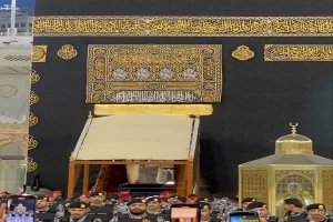 درب کعبه برای آیین معطرسازی گشوده شد