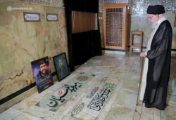 حضور رهبر انقلاب بر مزار شهیدان پرواز اردیبهشت و مدافع حرم 2
