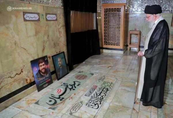 حضور رهبر انقلاب بر مزار شهیدان پرواز اردیبهشت و مدافع حرم 2