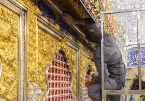 غبارروبی حرم حضرت عباس (ع) در استقبال از زائران اربعین