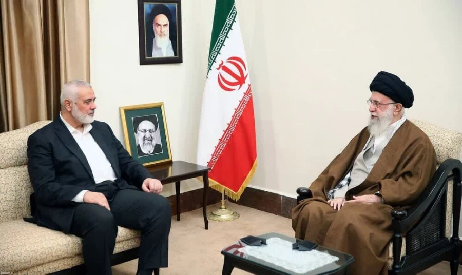 اقامه نماز رهبر انقلاب بر پیکر شهید اسماعیل هنیه 2