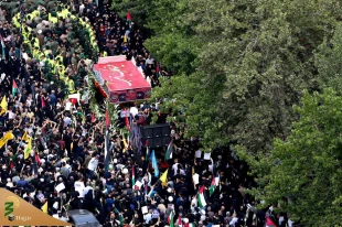 رهبر انقلاب بر پیکر شهید «اسماعیل هنیه» نماز اقامه کردند 6