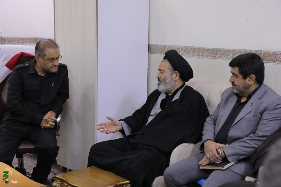 بازدید مسئولان بعثه و امورحج از قرارگاه عملیاتی هلال احمر کربلا  4
