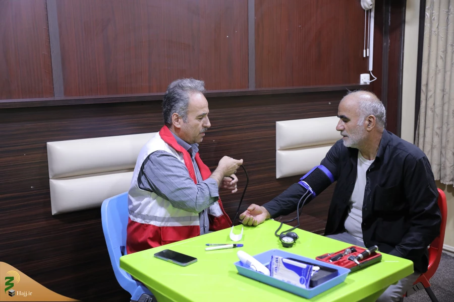 بازدید مسئولان بعثه و امورحج از قرارگاه عملیاتی هلال احمر کربلا  6