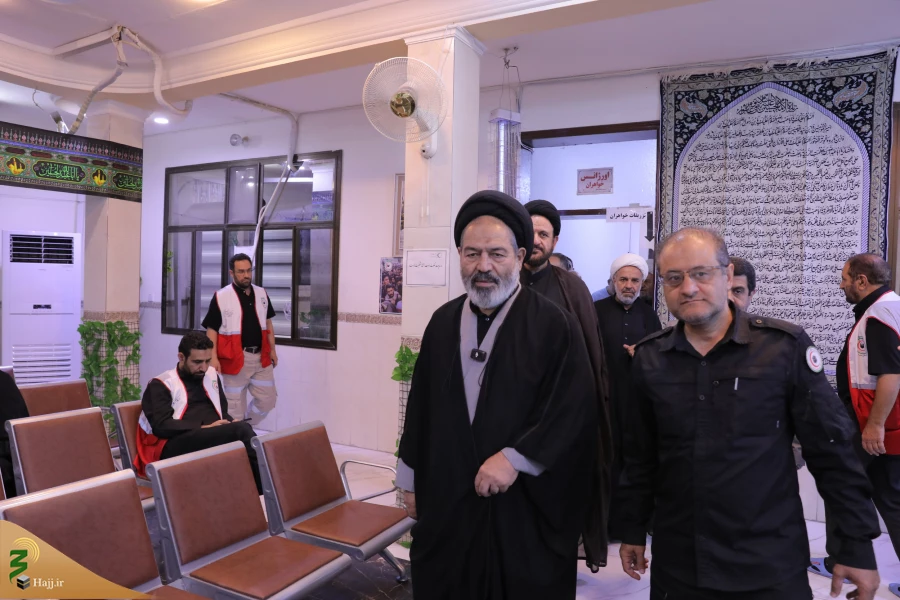 بازدید مسئولان بعثه و امورحج از قرارگاه عملیاتی هلال احمر کربلا  9