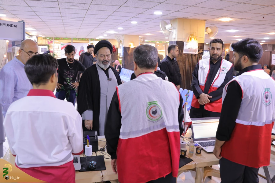 بازدید مسئولان بعثه و امورحج از قرارگاه عملیاتی هلال احمر کربلا  16