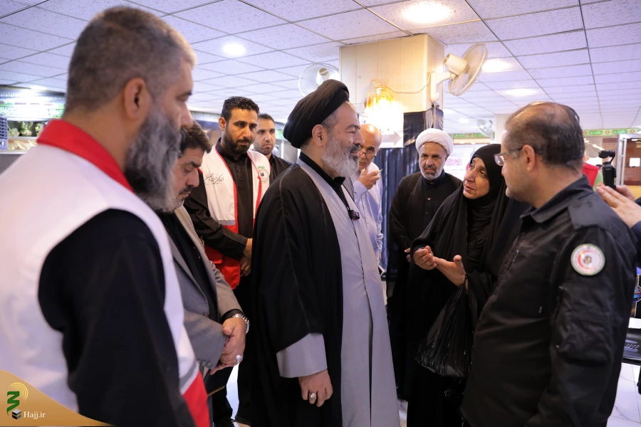 بازدید مسئولان بعثه و امورحج از قرارگاه عملیاتی هلال احمر کربلا  17