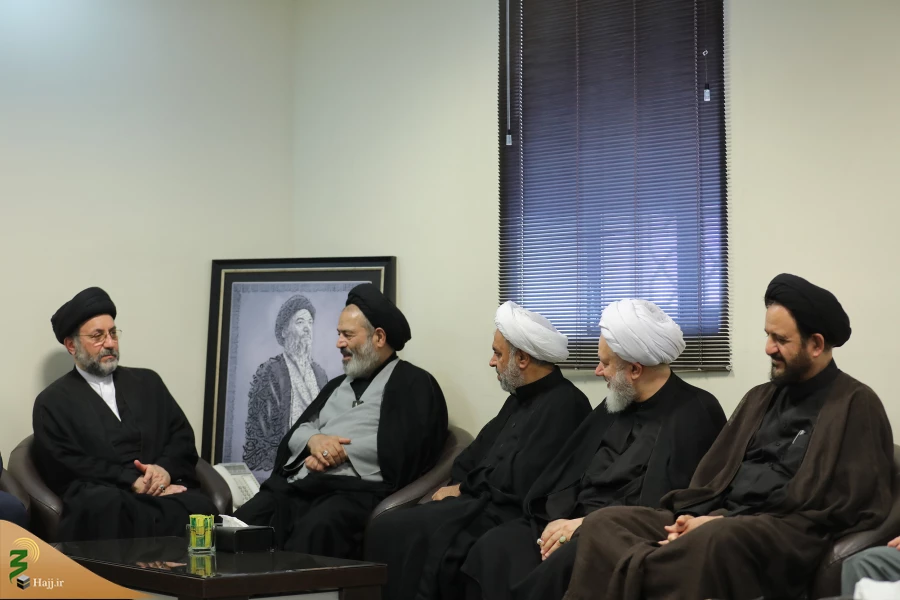 دیدار حجت الاسلام نواب با مسئول موسسه فرهنگی شهید محراب در نجف 9