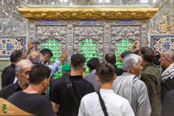 زائران اربعین حسینی در حرم امامین عسکریین علیهما‌السلام 15