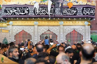 زائران اربعین حسینی در حرم امامین عسکریین علیهما‌السلام 18