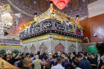 زائران اربعین حسینی در حرم امامین عسکریین علیهما‌السلام 32