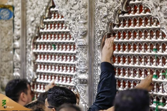 زائران اربعین حسینی در حرم امامین عسکریین علیهما‌السلام 34