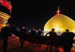 پرچم عزای پیامبر اعظم(ص) بر فراز ایوان نجف برافراشته شد 2