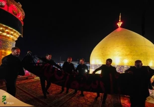 پرچم عزای پیامبر اعظم(ص) بر فراز ایوان نجف برافراشته شد 2