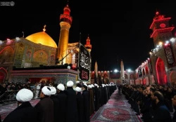 پرچم عزای پیامبر اعظم(ص) بر فراز ایوان نجف برافراشته شد 2
