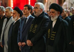 پرچم عزای پیامبر اعظم(ص) بر فراز ایوان نجف برافراشته شد 2