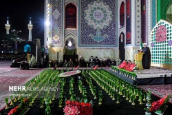 با حضور تولیت آستان قدس رضوی، مقامات لشکری و کشوری و زائران و مجاوران

آئین خطبه‌خوانی شب شهادت امام رضا(ع) در بارگاه منور رضوی برگزار شد 3