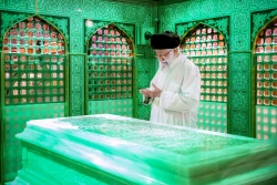 غبارروبی مضجع مطهر حضرت امام رضا علیه‌السلام با حضور رهبر انقلاب 2