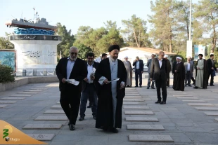 همزمان با نهمین سالگرد فاجعه منا؛

ادای احترام مسئولان بعثه مقام معظم رهبری و حج و زیارت به شهدای منا و مکه 6