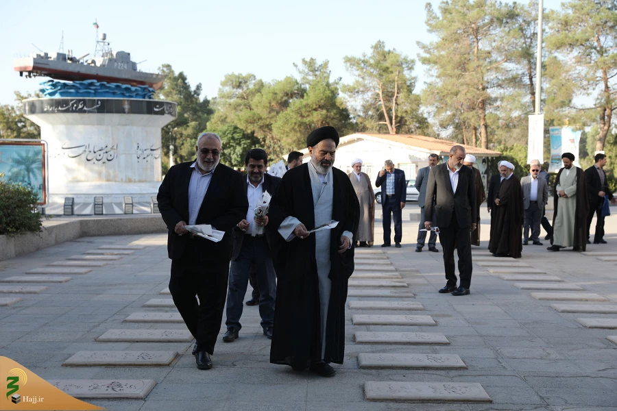 همزمان با نهمین سالگرد فاجعه منا؛

ادای احترام مسئولان بعثه مقام معظم رهبری و حج و زیارت به شهدای منا و مکه 6