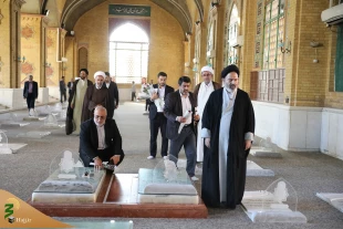 همزمان با نهمین سالگرد فاجعه منا؛

ادای احترام مسئولان بعثه مقام معظم رهبری و حج و زیارت به شهدای منا و مکه 9