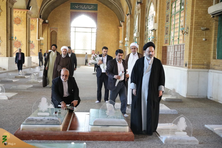 همزمان با نهمین سالگرد فاجعه منا؛

ادای احترام مسئولان بعثه مقام معظم رهبری و حج و زیارت به شهدای منا و مکه 9