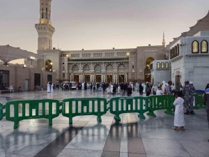 حضور زائران در مسجدالنبی و قبرستان بقیع+عکس