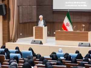 بانوان عمره گزار قمی با مسائل فقهی و نکات پزشکی این سفر آشنا شدند