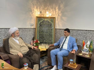 دیدار مسئول دفتر نمایندگی بعثه در نجف اشرف با آقای سید مؤید حکیم تولیت امامزاده ابراهیم غمر علیه السلام 2