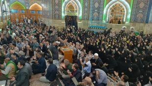 زائران ایرانی در کربلا دعای کمیل را زمزمه کردند. 3