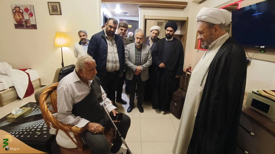 عیادت مسئول دفتر بعثه مقام معظم رهبری در عراق از مصدومین حادثه تصادف اتوبوس زائران ایرانی در کاظمین
 3