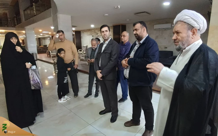عیادت مسئول دفتر بعثه مقام معظم رهبری در عراق از مصدومین حادثه تصادف اتوبوس زائران ایرانی در کاظمین
 5