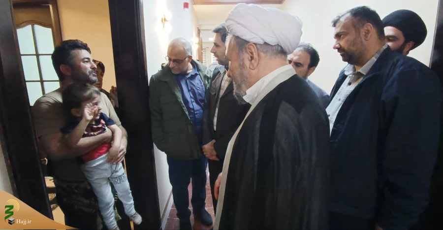 عیادت مسئول دفتر بعثه مقام معظم رهبری در عراق از مصدومین حادثه تصادف اتوبوس زائران ایرانی در کاظمین
 7