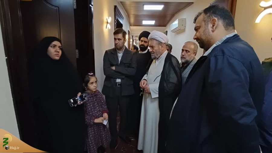 عیادت مسئول دفتر بعثه مقام معظم رهبری در عراق از مصدومین حادثه تصادف اتوبوس زائران ایرانی در کاظمین
 9
