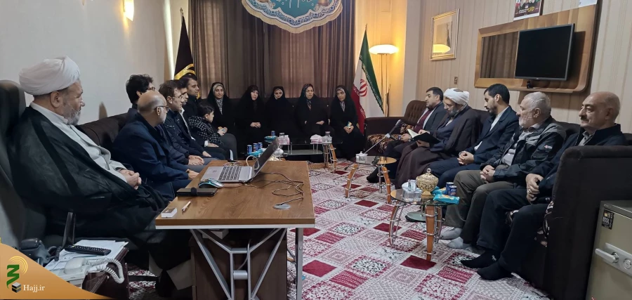 دیدار کاروانی از جامعه قرآنی لرستان با مسئول دفتر نمایندگی بعثه مقام معظم رهبری در عراق 10