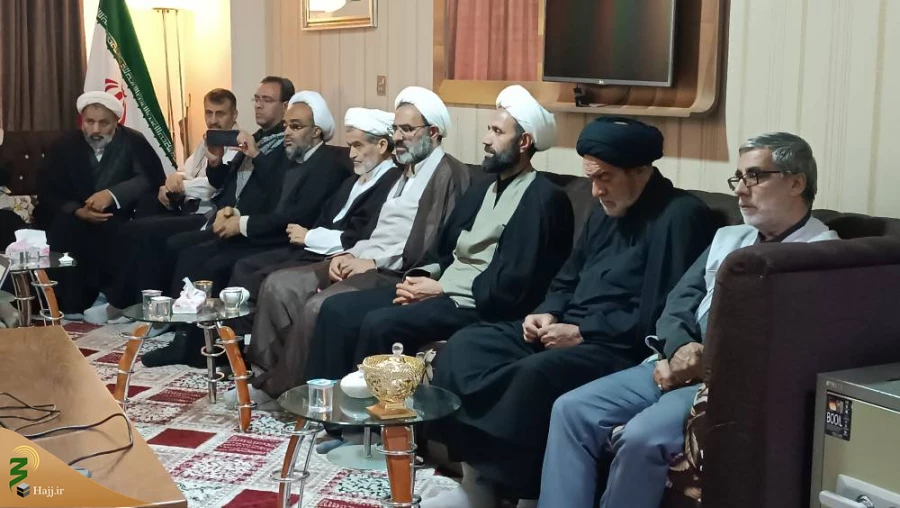 دیدار خادمان فرهنگی و اجرایی کاروان 524 نفری الزهرا(س) با مسئول دفتر نمایندگی بعثه مقام معظم رهبری در کربلای معلی
 3