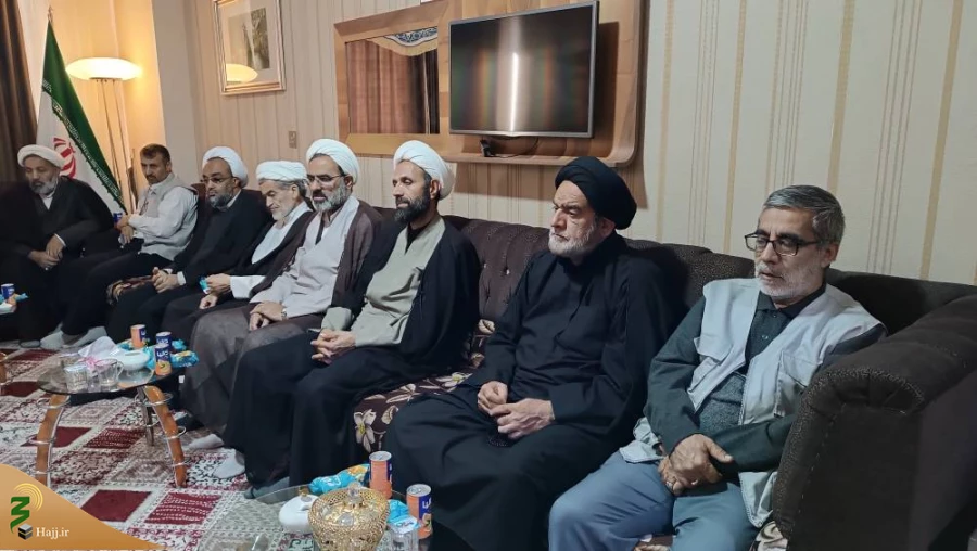 دیدار خادمان فرهنگی و اجرایی کاروان 524 نفری الزهرا(س) با مسئول دفتر نمایندگی بعثه مقام معظم رهبری در کربلای معلی
 4