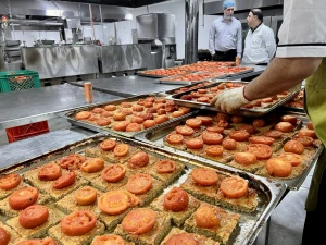 غذای زائران ایرانی در مدینه کجا طبخ می شود؟+عکس