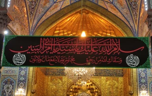 نصب کتیبه های عزا به مناسبت وفات حضرت ام البنین (س) در کربلا 2